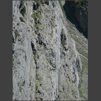 Photo prise par les randonneurs qui attendaient les escaladeurs. Finalement, lassés d'attendre et pressés par le temps, ils ne connaitront pas le dénouement : alors que j'errais pour la deuxième fois sur une vire en pile d'assiette improtégeable, une cordée nous rattrape. Elle nous double par la droite trouve le bon relais que je cherchais vainement et nous laisse sur place.