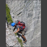 Sans se démonter on leur emboite le pas, j'attaque une traversée sur petite prise carrément expo au dessus d'une vire, finit par me jeter sur le premier piton 5 m plus haut (une fois de plus impossible de mettre une quelconque protection supplémentaire). Un peu atteint psychologiquement, je propose à Pierre de finir les 2 dernières longueurs pas trop dures (4c dixit le topo). 