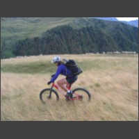 Marika en freeride dans les hautes herbes