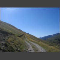 Piste caillouteuse pour rejoindre le vallon de l'Orenaye